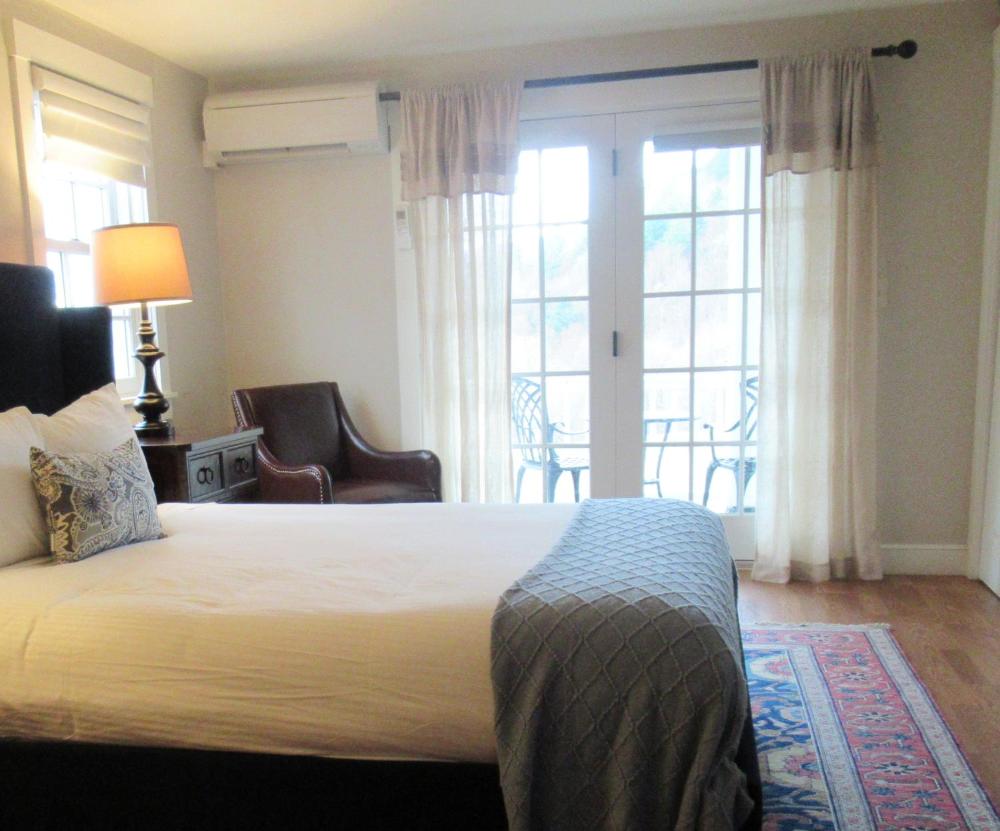 Queen Room with Balcony interior
