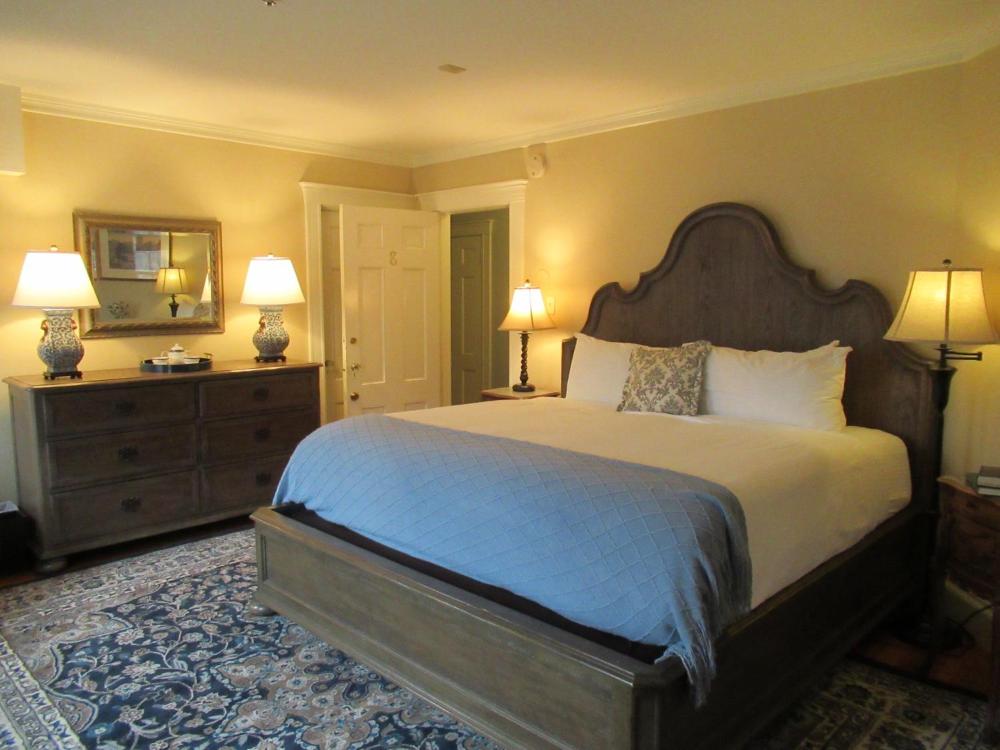 Standard King Room interior