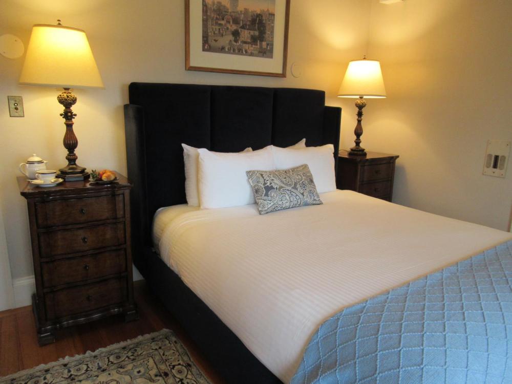 Standard Queen Room interior